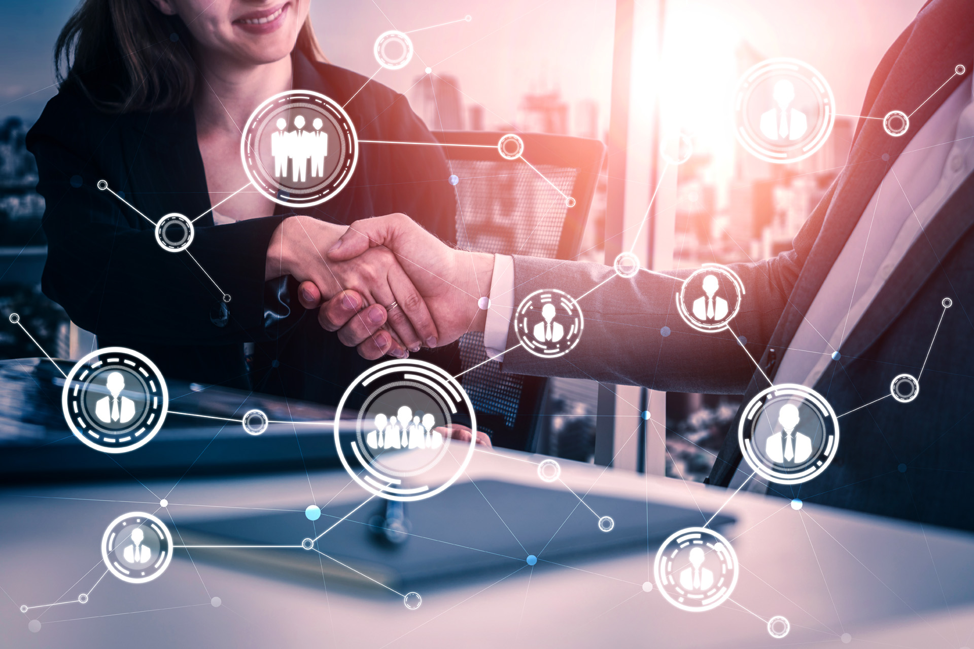 AdobeStock_277126110 L Personnes qui se serre la main après l'installation d'un CRM